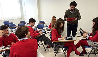 Almedina School pupils with Chema